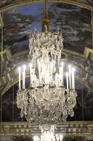 France, Yvelines (78), château de Versailles, classé Patrimoine Mondial de l'UNESCO, Galerie des Glaces, architecte Jules Hardouin-Mansart (1678 - 1684), détail d'un lustre