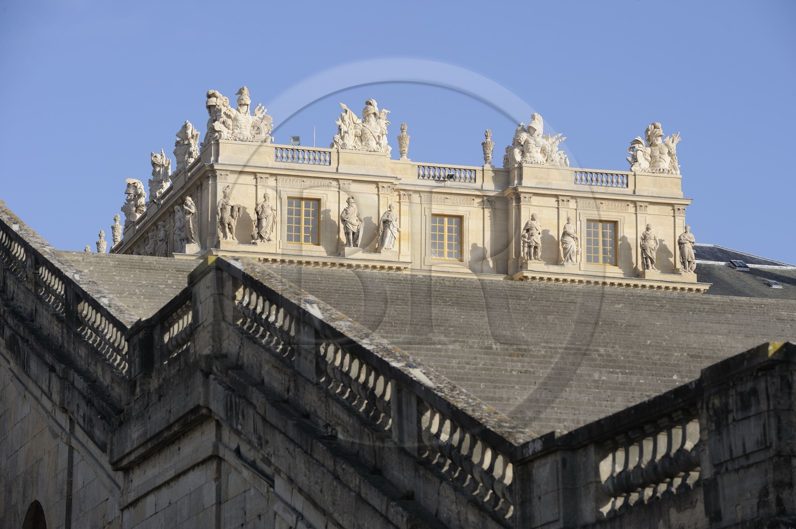 France, Yvelines (78), château de Versailles, classé Patrimoine Mondial de l'UNESCO, le grand escalier de l'Orangerie menant à l'aile du Midi