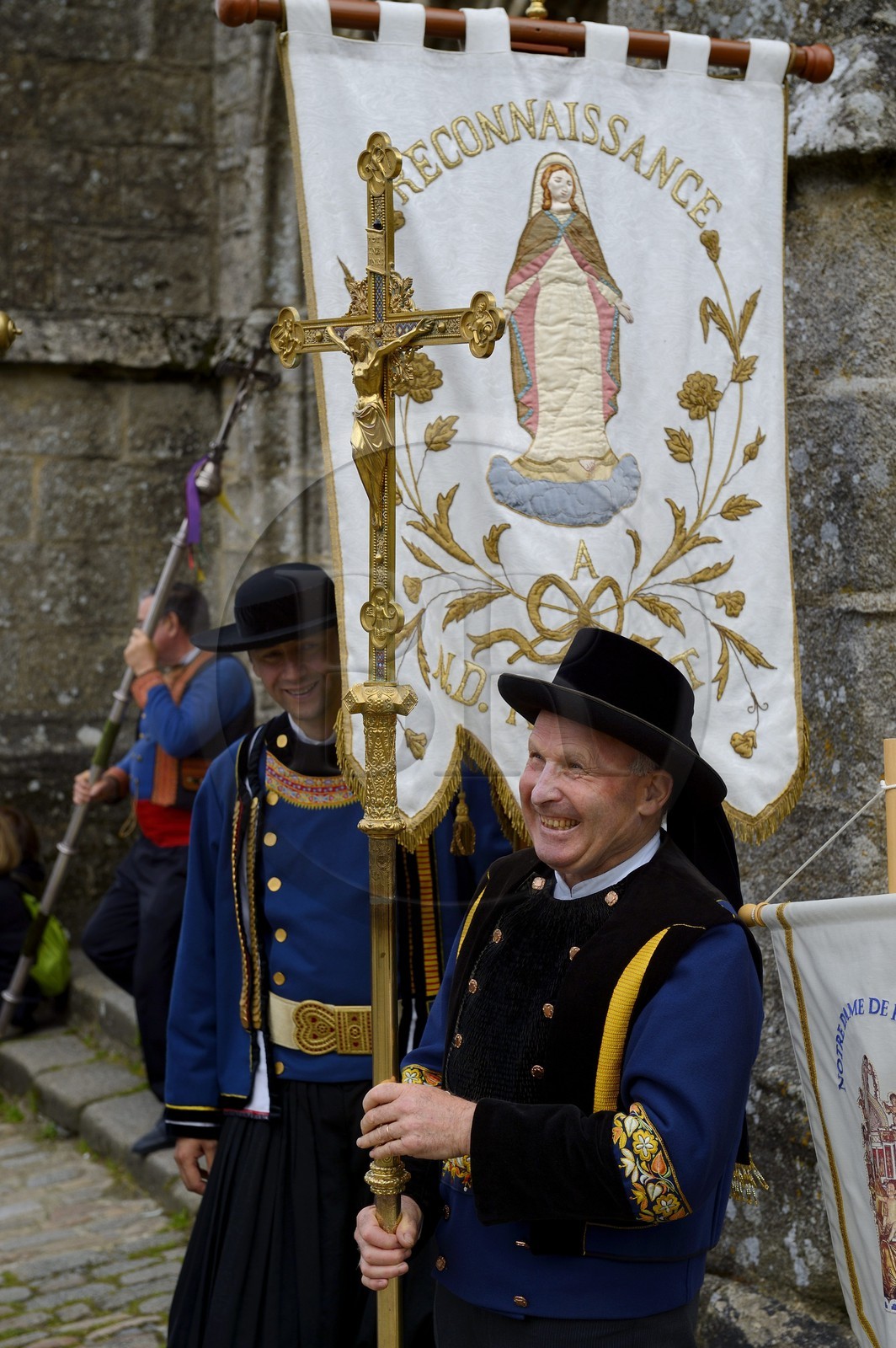 France, Finistère (29), Locronan, labellisé Les Plus Beaux Villages de France, sortie en costume traditionnel de la chapelle du Péniti adjacente à l'église Saint Ronan pour le départ de la procession de la Troménie