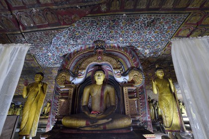 Sri Lanka, province du centre, district de Matale, Dambulla, Temple du Rocher Royal aussi appelé Ran Giri (Rocher doré) classé patrimoine mondial de l'UNESCO, la grotte n°4 Pachima Viharaya, Bouddha assis sous un makara torana les mains jointes en forme de coupe dans la position méditative du dhyana mudra