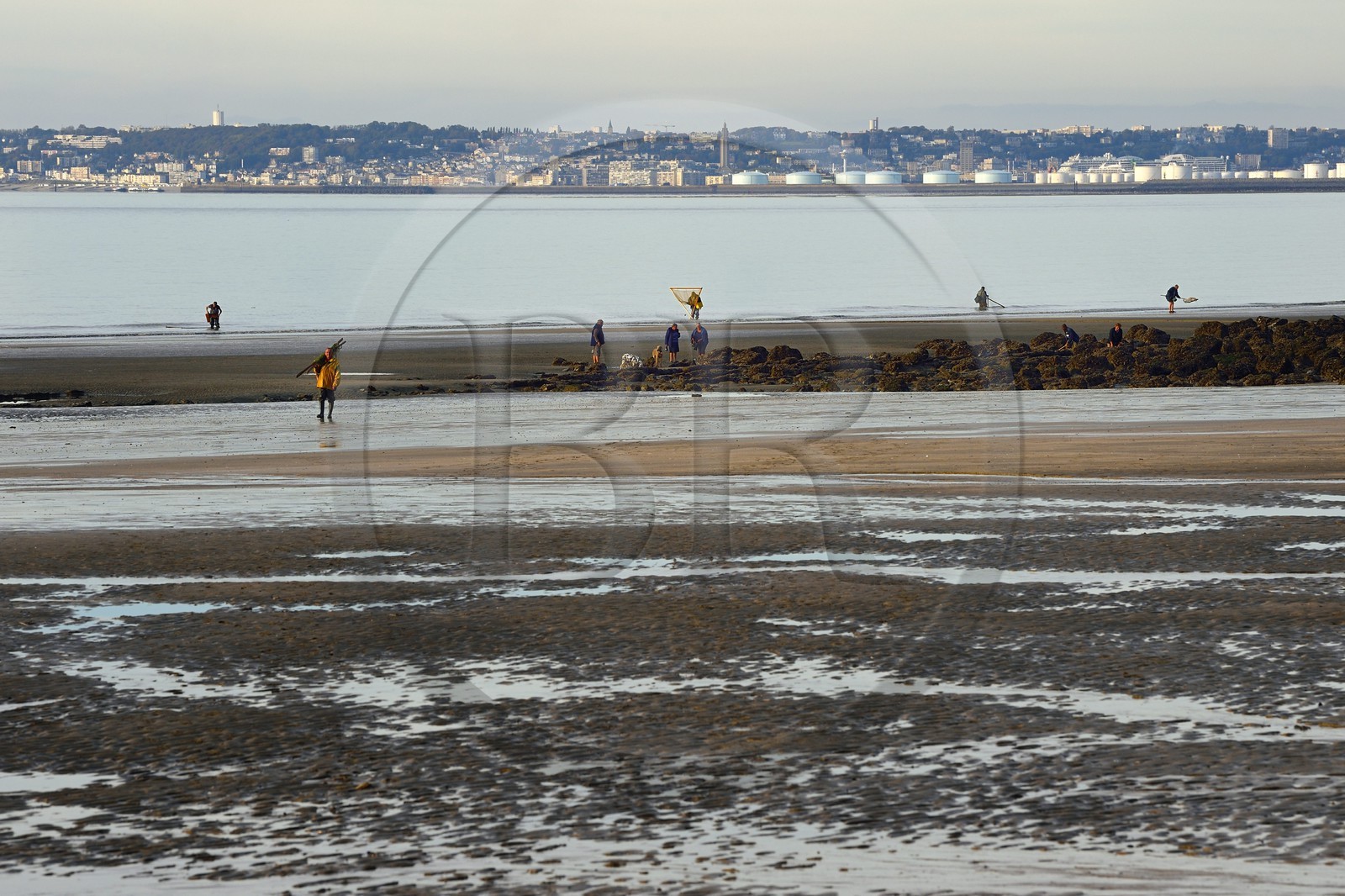 France, Calvados (14), Pays d'Auge, Trouville-sur-Mer, la plage des Roches Noires qui s’étend sur plusieurs kilomètres en direction d’Hennequeville et de Villerville, le port du Havre en arrière plan