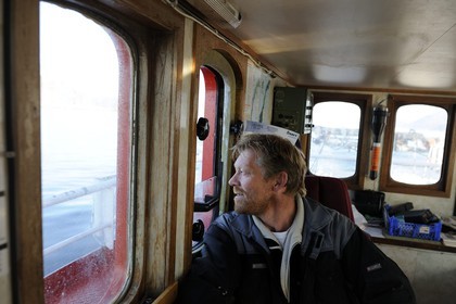 Norvège, Nordland, Îles Lofoten, départ du bateau pour la pêche, pêcheur
