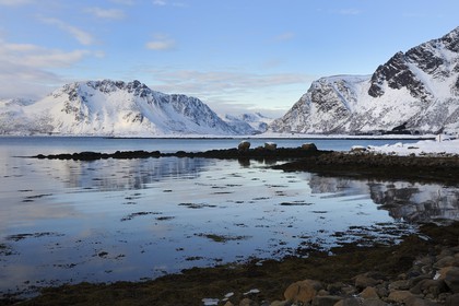Norvège, Nordland, Îles Lofoten, vue sur l'ile de Vestvagoy depuis Vagan en hiver