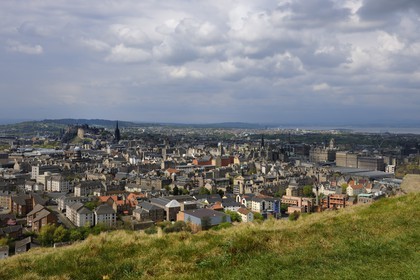 Royaume-Uni, Ecosse, Edimbourg, vue sur la ville qui s'étend jusqu'au Firth of Forth depuis l'Arthur's seat