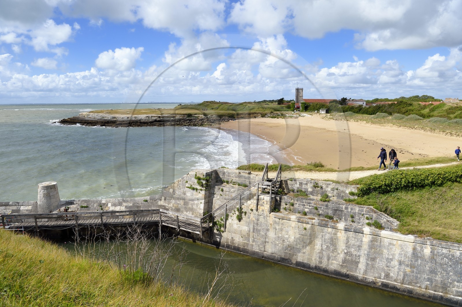 France, Charente-Maritime (17), Ile d'Aix, Fort de la Rade, fossés des fortifications et la plage de l'anse de La Croix