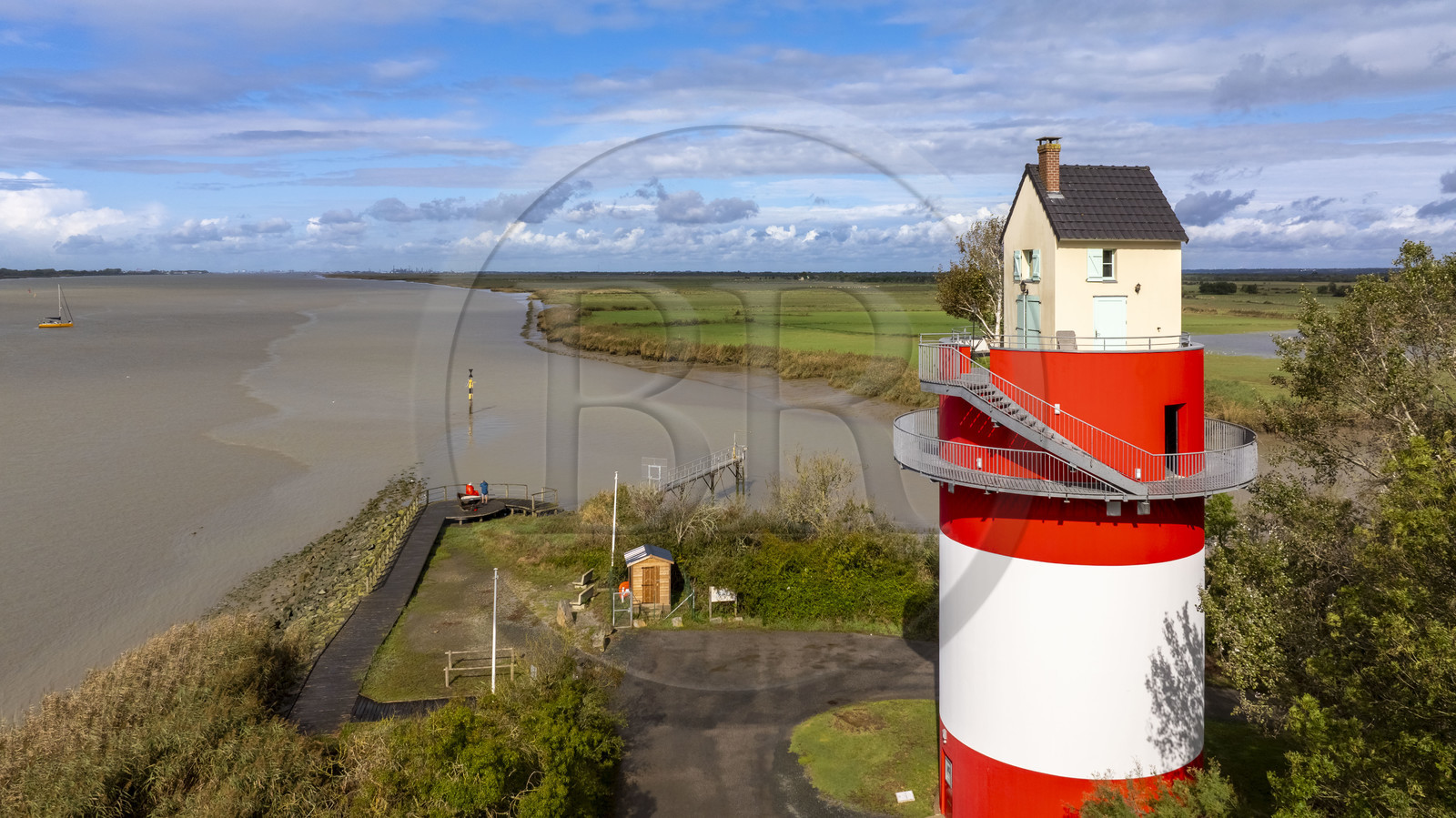 France, Loire-Atlantique (44), Cordemais, collection d'art contemporain à ciel ouvert Estuaire, la Villa Cheminée réalisé par l'artiste japonais Tatzu Nishi sur les rives de la Loire, oeuvre d'art mais aussi maison d'hôtes insolite (vue aérienne)
