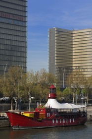 France, Paris (75), le quai François Mauriac, la Bibliothèque Nationale de France (BNF) François Mitterrand par l'architecte Dominique Perrault et le Batofar, bateau transformé en café musical