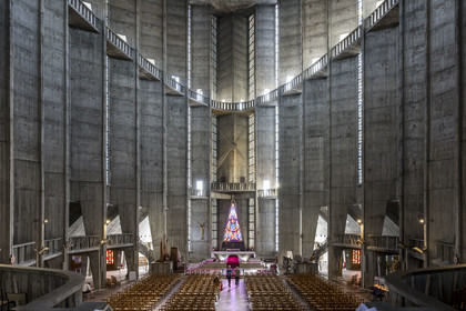 France, Charente-Maritime, Royan, église Notre-Dame de Royan construite de 1955 à 1958 par l'architecte Guillaume Gillet (Grand Prix de Rome), the choir and the nave