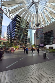Allemagne, Berlin, Potsdamer Platz, Sony Centre du nouveau forum recouvert par une coupole en verre de l'architecte Helmut Jahn