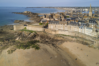 France, Ille-et-Vilaine (35), Côte d'Emeraude, Saint-Malo, la ville fortifiée avec la Tour Bidouane à gauche et la plage du Bon Secours au premier plan (vue aérienne)