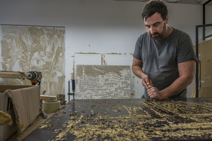 France, Hérault (34), Sète, l'artiste plasticien Jean Denant dans son atelier