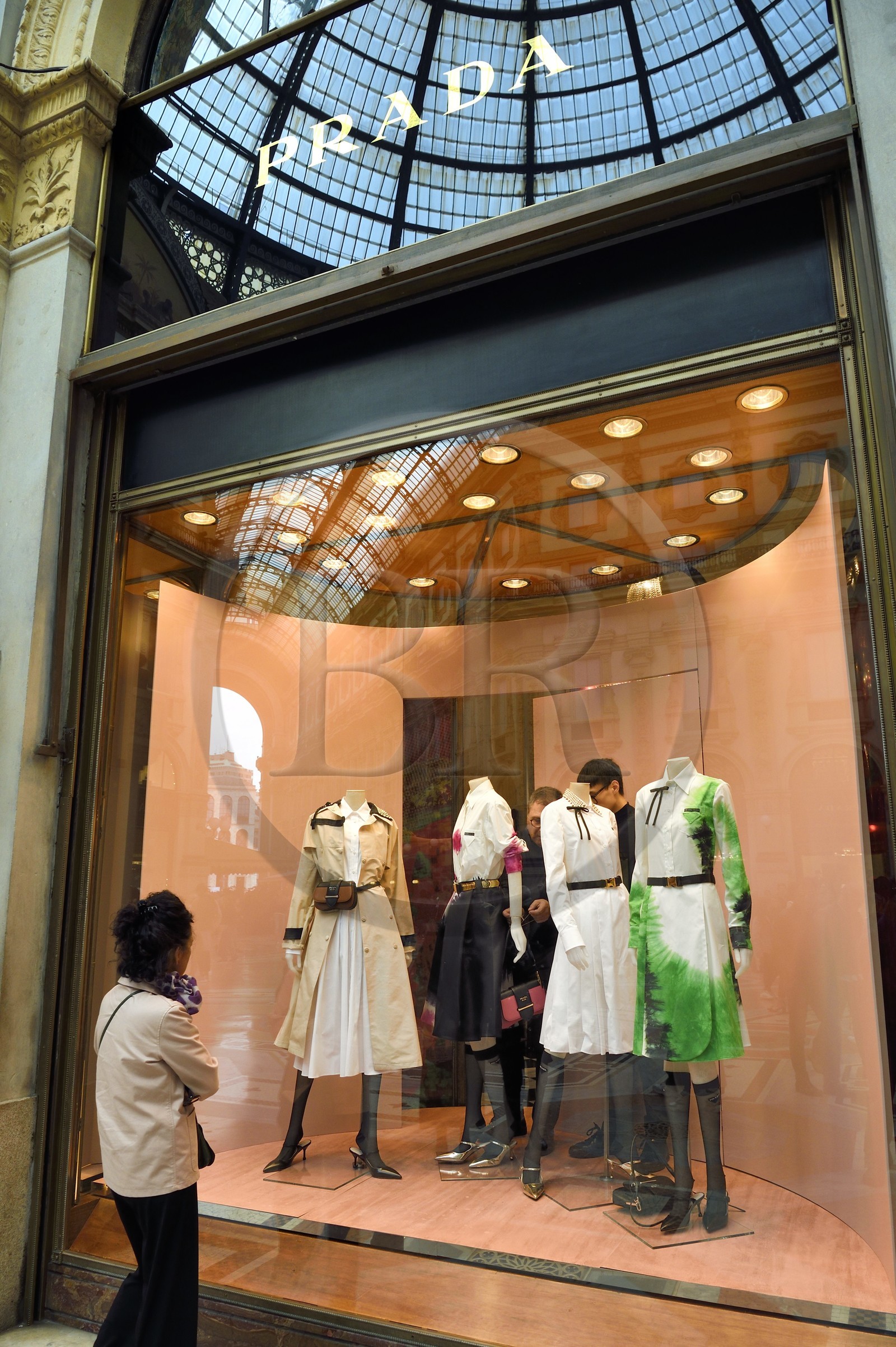 Italie, Lombardie, Milan, Piazza del Duomo, Galleria Vittorio Emanuele II, boutique de luxe Prada, mise en place de la vitrine