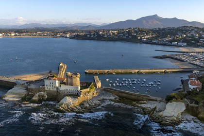 France, Pyrénées-Atlantiques (64), la côte du Pays-Basque, Ciboure, le fort de Socoa construit sous Louis XIII remanié par Vauban et son petit port de plaisance dans la baie de Saint-Jean-de-Luz, la montagne de La Rhune en arrière plan (vue aérienne)