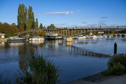 France, Yonne (89), Auxerre, la Passerelle de la Liberté qui enjambe l’Yonne en bordure de la Coulée verte cyclable sur le quai face au port