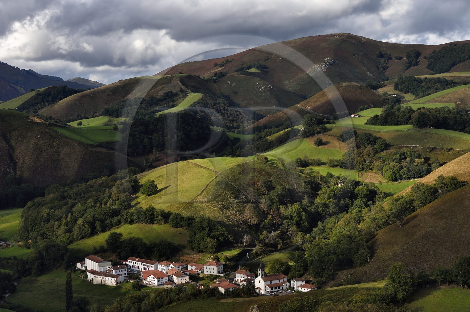 France, Pyrénées-Atlantiques (64), Pays-Basque, vallée des Aldudes, le village d'Urepel