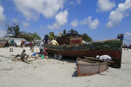 Tanzania, Dar es-Salaam, intense activity of repairing hulls and nets on the beach serving the Kivukoni fish market