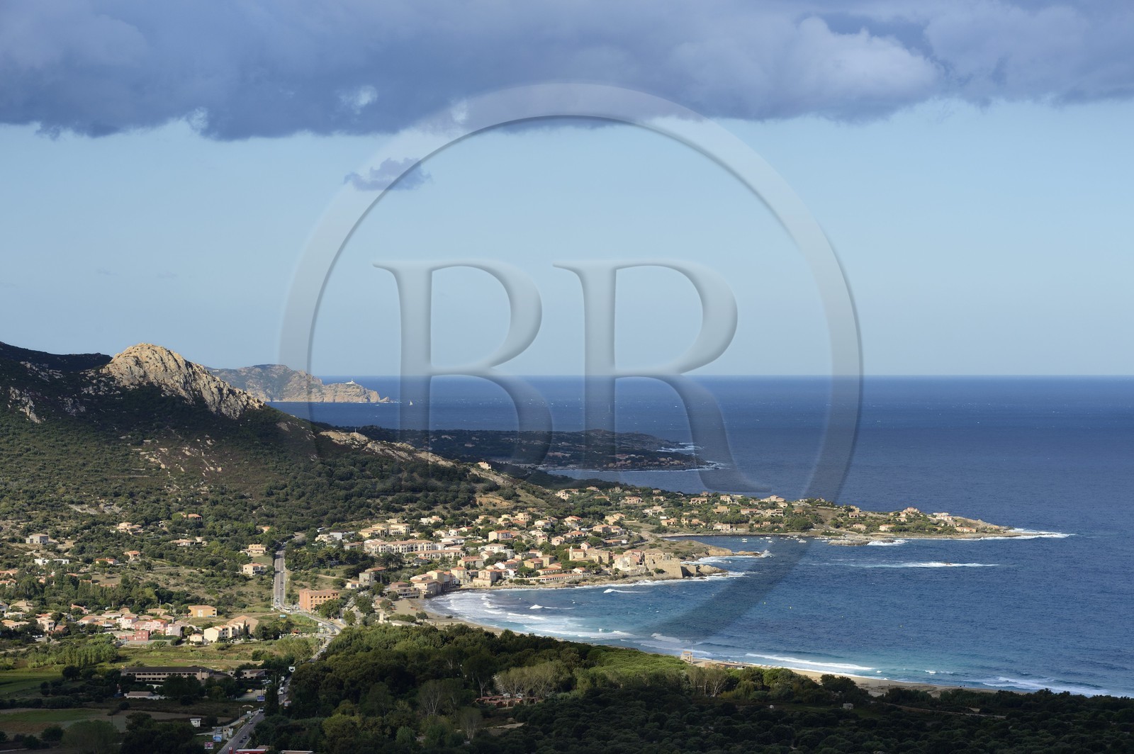 France, Haute-Corse (2B), Balagne, le petit port de pêche Algajola avec un fort sur la mer France, Haute-Corse (2B), Balagne, le petit port de pêche Algajola avec un fort sur la mer
