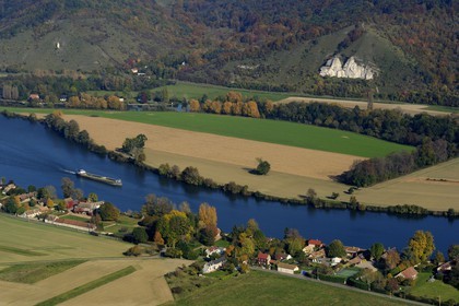France, Eure (27), péniche sur la Seine en amont de Amfreville-sous-les-monts et la côte des Deux-Amants (vue aérienne)