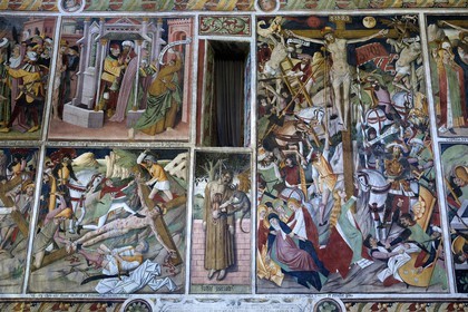 France, Alpes-Maritimes (06), vallée de la Roya, La Brigue, chapelle de Notre-Dame-des-Fontaines, fresques du XVe siècle attribuées à Jean Canavesio, la Crucifixion et Judas pendu