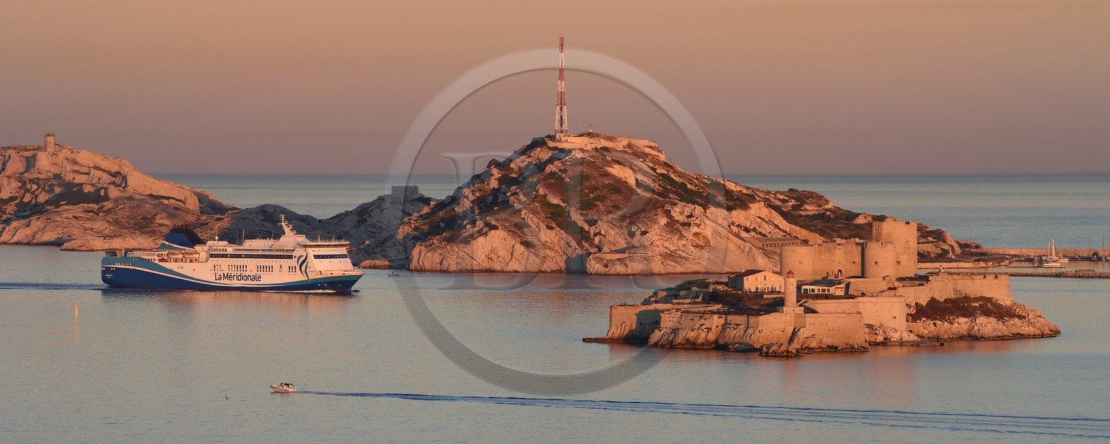 France, Bouches-du-Rhône (13), Marseille, Parc National des Calanques, Archipel des Iles du Frioul, ferry de La Meridionale en provenance de la Corse et le chateau d'If en premier plan