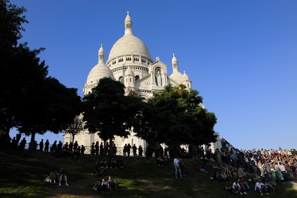 France, Paris (75), la Butte Montmartre, touristes devant le Sacré-Cœur