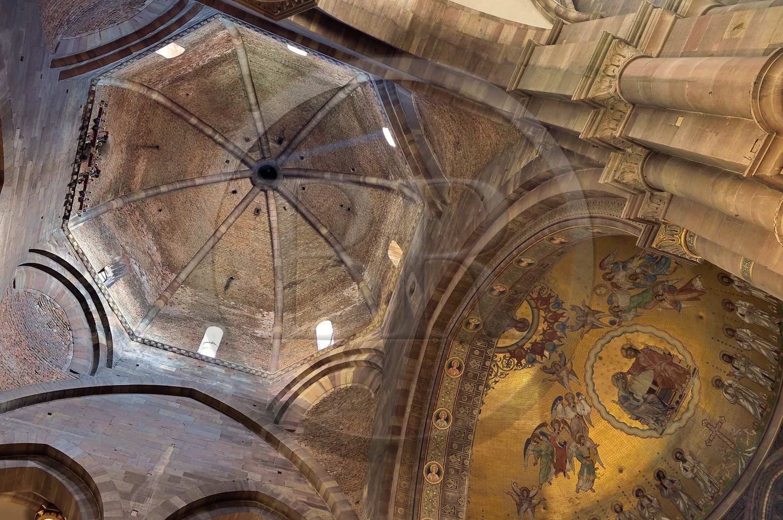 France, Bas-Rhin (67), Strasbourg, vieille ville classée au Patrimoine Mondial de l'UNESCO, la cathédrale Notre-Dame, le choeur roman et la tour Klotz