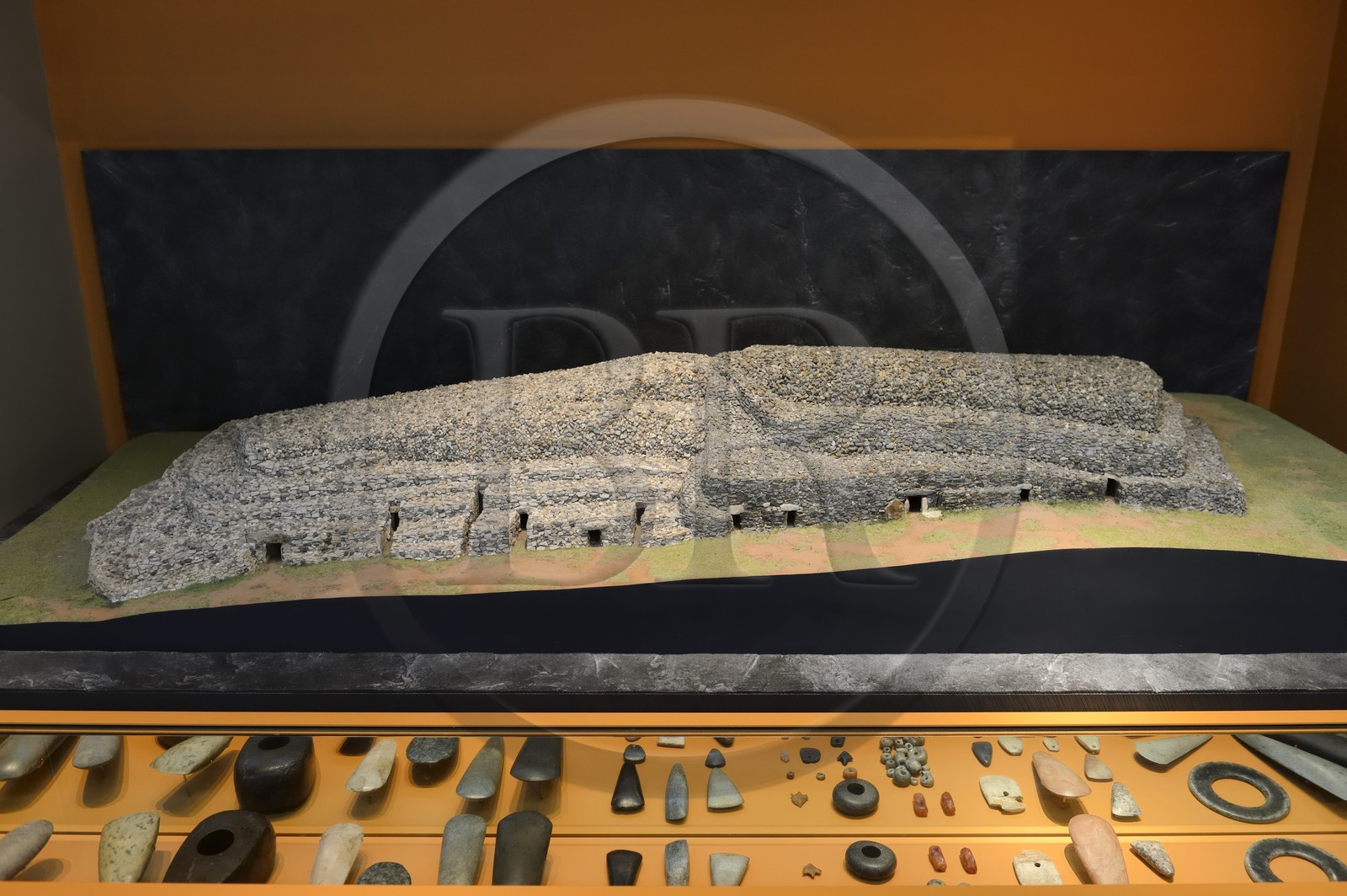 France, Ille-et-Vilaine (35), Rennes, Les Champs Libres de l'architecte Christian de Portzamparc, le musée de Bretagne, reproduction du Cairn de Barnenez, vieux de 6000 ans composé de deux Cairns
