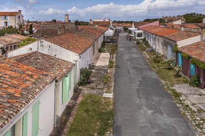 France, Charente-Maritime (17), Ile d'Aix, le bourg, anciennes maisons de pêcheurs dans la rue Marengo (vue aérienne)