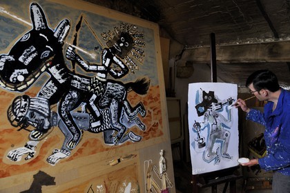 France, Hérault (34), région de Sète,  l' artiste peintre André Cervera dans son atelier de Poussan