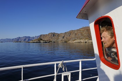 Norvège, Nordland, Îles Lofoten, départ du bateau pour la pêche, pêcheur