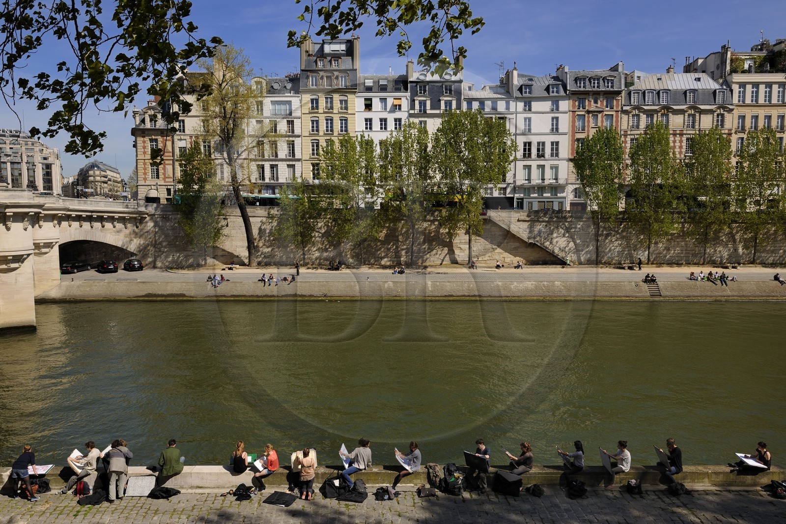 France, Paris (75), les rives de la Seine classées Patrimoine Mondial de l'UNESCO, etudiants de l'ecole des Beaux Arts sur le quai des Augustins peignants le pont Neuf et l'île de la Cité