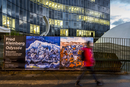 France, Paris (75), place du Colonel Fabien, immeuble du parti communiste français de l'architecte Oscar Niemeyer, vernissage de l'exposition Odyssée de l'artiste Fred Kleinberg à l'Espace Niemeyer