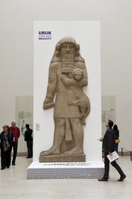 Allemagne, Berlin, l'Ile aux musées, classée Patrimoine Mondial de l'UNESCO, musée de Pergame (Pergamonmuseum), Dur Sharrukin-Khorsabad (Irak), Palais du roi néo-assyrien Sargon II (721-705), statue d'un personnage traditionnellement identifié à Gilgamesh étouffant un petit lion