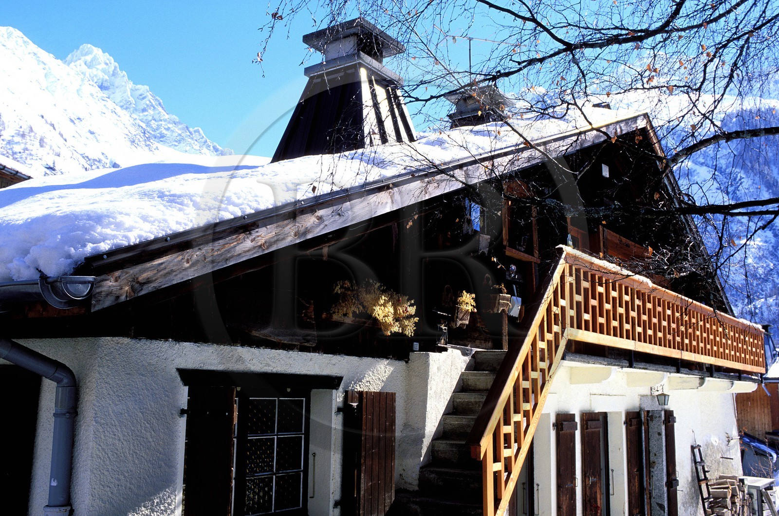 France, Haute-Savoie (74), vallée de Chamonix, chalet du village d'Argentière