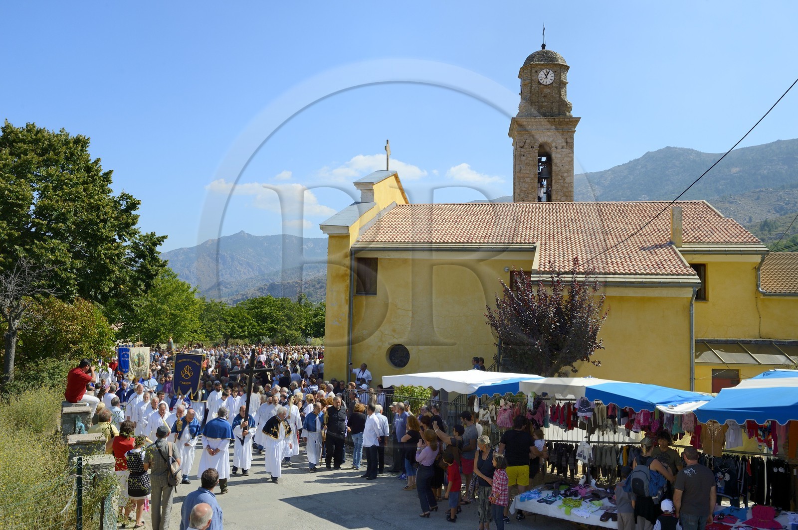 France, Haute-Corse (2B), région du Niolu (Niolo), Casamaccioli, fête de la Santa du Niolu où l'on célèbre la Nativité de la Vierge, procession des membre des confréries religieuses