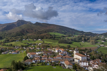 France, Pyrénées-Atlantiques (64), Pays-Basque, Sare, labellisé Les Plus Beaux Villages de France, et la montagne de La Rhune en arrière plan (vue aérienne)