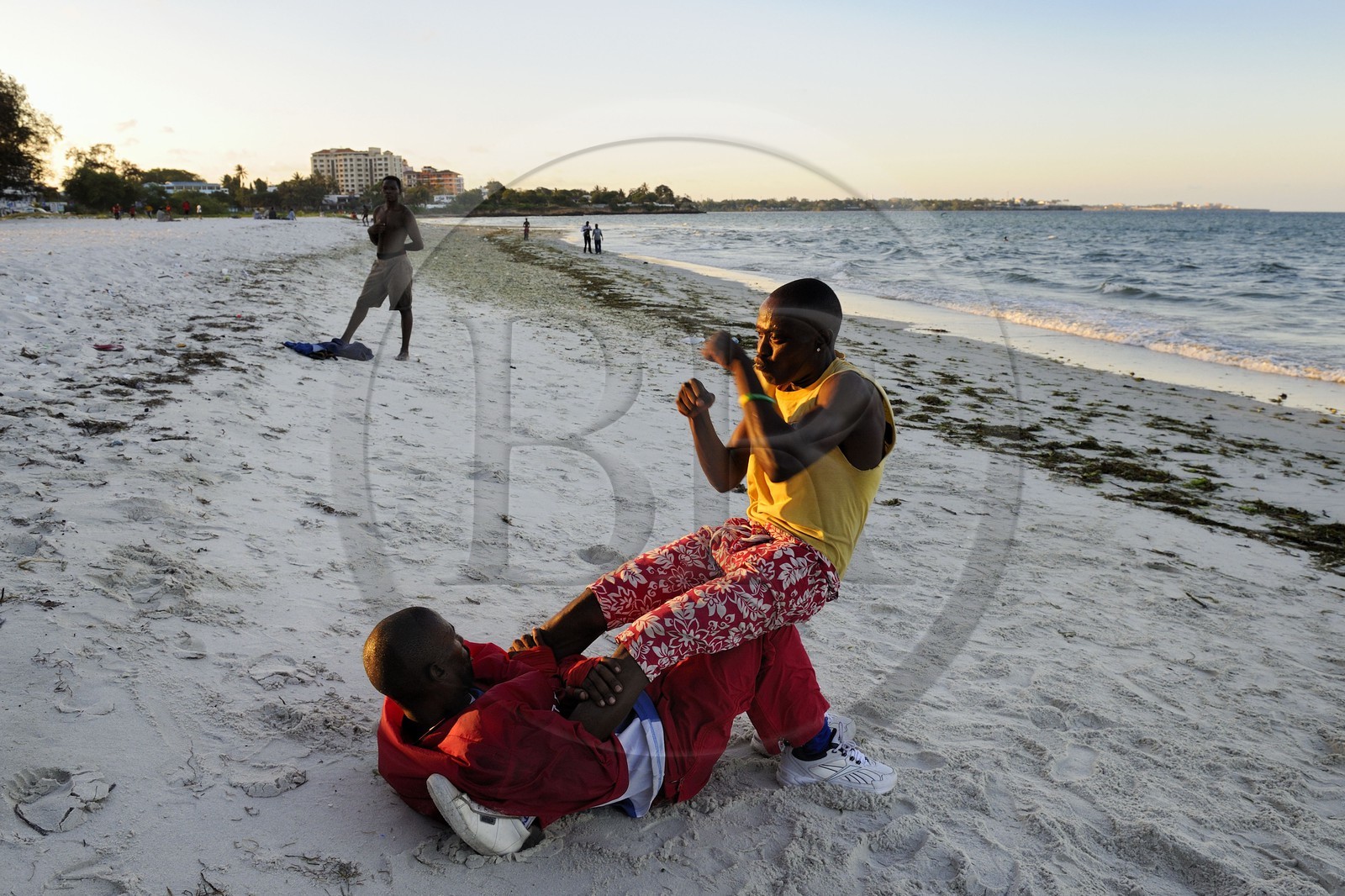 Tanzanie, Dar es-Salaam, boxeurs amateurs à l'entrainement sur la plage de Ocean road dans le quartier de Kivukoni