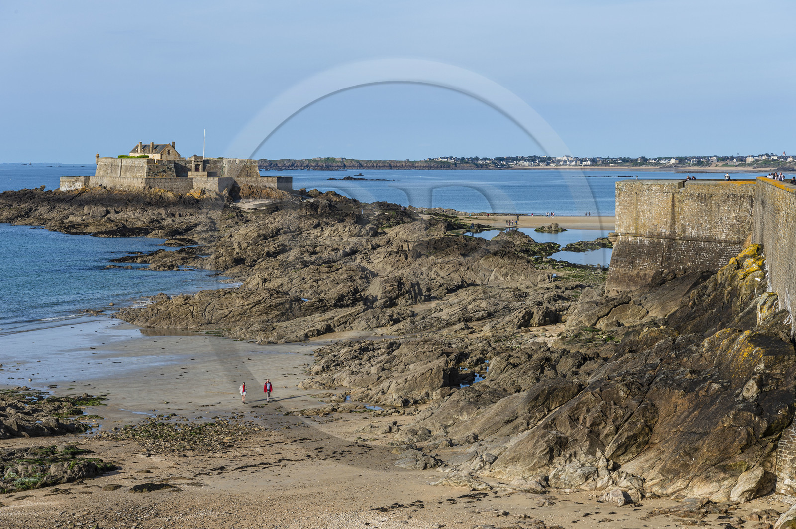 France, Ille-et-Vilaine (35), Côte d'Emeraude, Saint-Malo, Fort National conçu par Vauban et construit par Siméon Garangeau de 1689 à 1693, la plage de l'eventail à marée basse