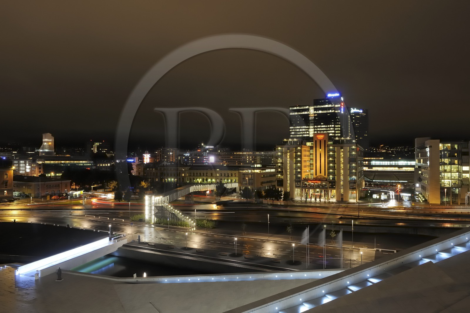 Norvège, Oslo, la ville vue du nouvel opéra dessiné par les architectes de Snohetta, dans le quartier des docks de Bjorvika Norvège, Oslo, la ville vue du nouvel opéra dessiné par les architectes de Snohetta, dans le quartier des docks de Bjorvika