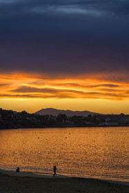 France, Pyrénées-Atlantiques (64), Pays-Basque, Saint-Jean-de-Luz, promeneurs sur la Grande Plage, la côte de Ciboure dans la baie et le mont espagnol Jaizkibel en arrière plan