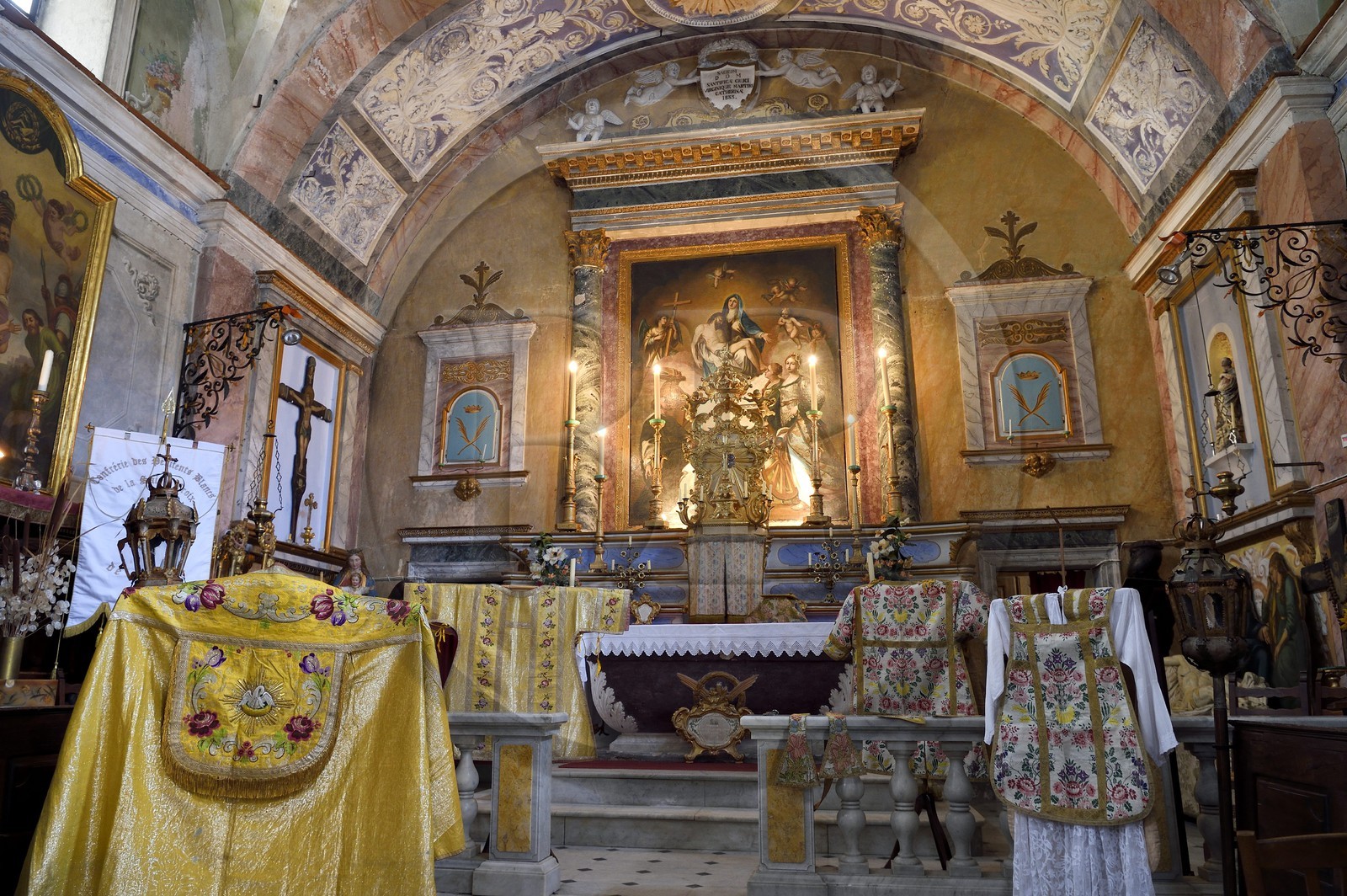 France, Alpes-Maritimes (06), vallée de la Bévéra, Sospel, chapelle Sainte-Croix des Pénitents blancs du XVIème siècle, chappes de membres du clergé
