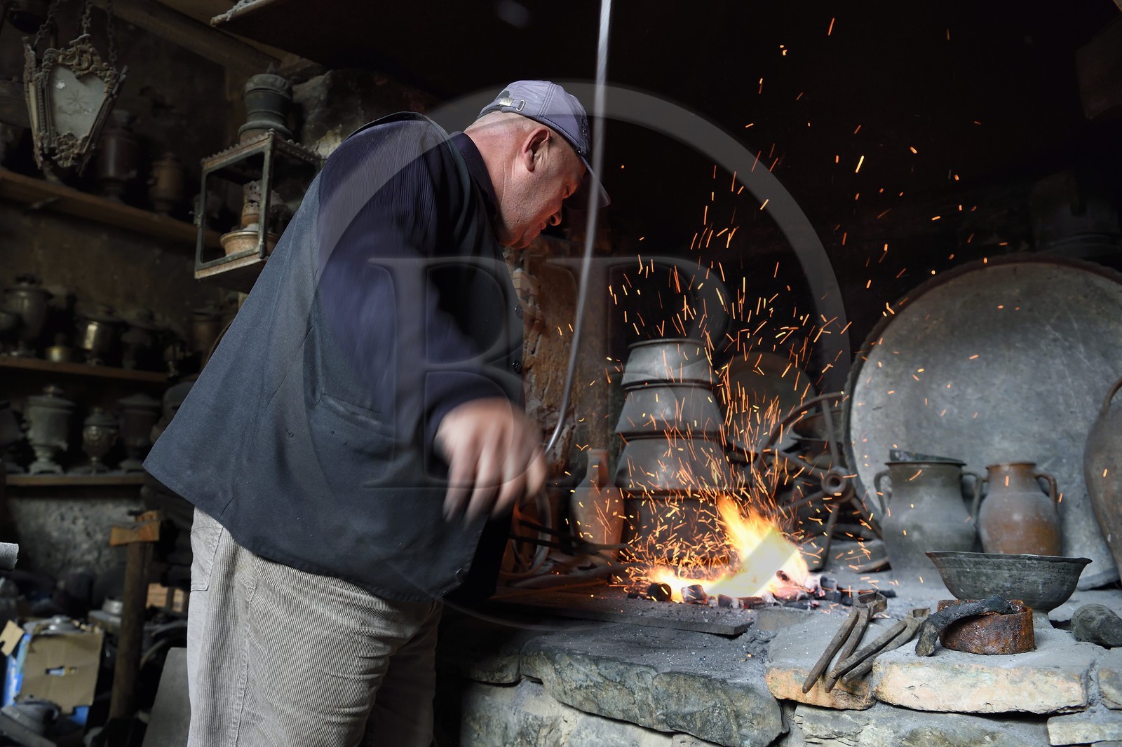 Azerbaïdjan, région de Ismailli, Lahij (Lahic), l'artisan Kableyi, huitième génération de forgeron spécialisé dans le cuivre