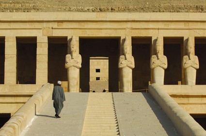 Egypte, Haute Egypte, vallée du Nil, environs de Louxor, nécropole thébaine classée Patrimoine Mondial de l'UNESCO, Thèbes Ouest, Deir el Bahari, temple d'Hatchepsout, piliers osiriaques