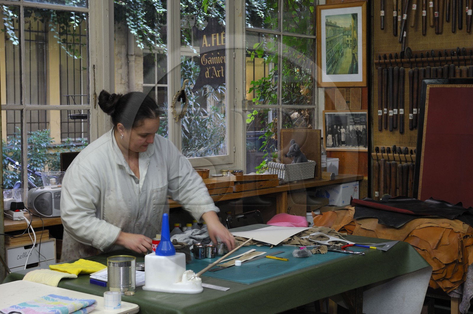 France, Paris (75), passage l'Homme (26 rue de Charonne), atelier de gainier d'art et d'ameublement de Maris-Jeanne Greenaway France, Paris (75), passage l'Homme (26 rue de Charonne), atelier de gainier d'art et d'ameublement de Maris-Jeanne Greenaway