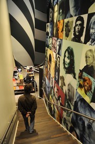 Norvège, Oslo, intérieur du Café - librairie Norli dans les nouveaux quartiers des docks derrière Ackerbrygge