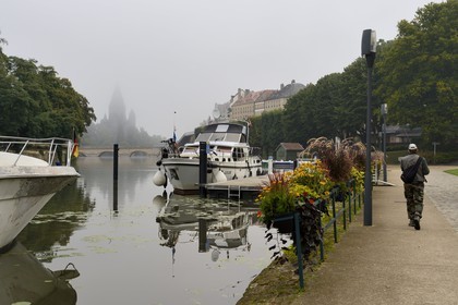 France, Moselle (57), Metz, le jardin des Régates bordé par la Moselle et le temple neuf ou église des allemands de culte protestant reformé en arrière plan