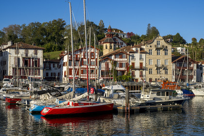 France, Pyrénées-Atlantiques (64), la côte du Pays-Basque, Ciboure, la maison natale de Maurice Ravel (en pierre) et le clocher de l'église Saint-Vincent en bordure du port