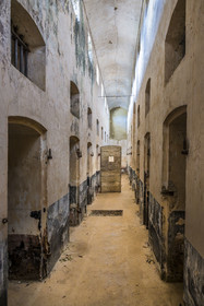 France, Guyane, Kourou, Iles du Salut, Ile Royale, le quartier disciplinaire du bagne pour les condamnés récalcitrants, couloir d'accès aux cellules