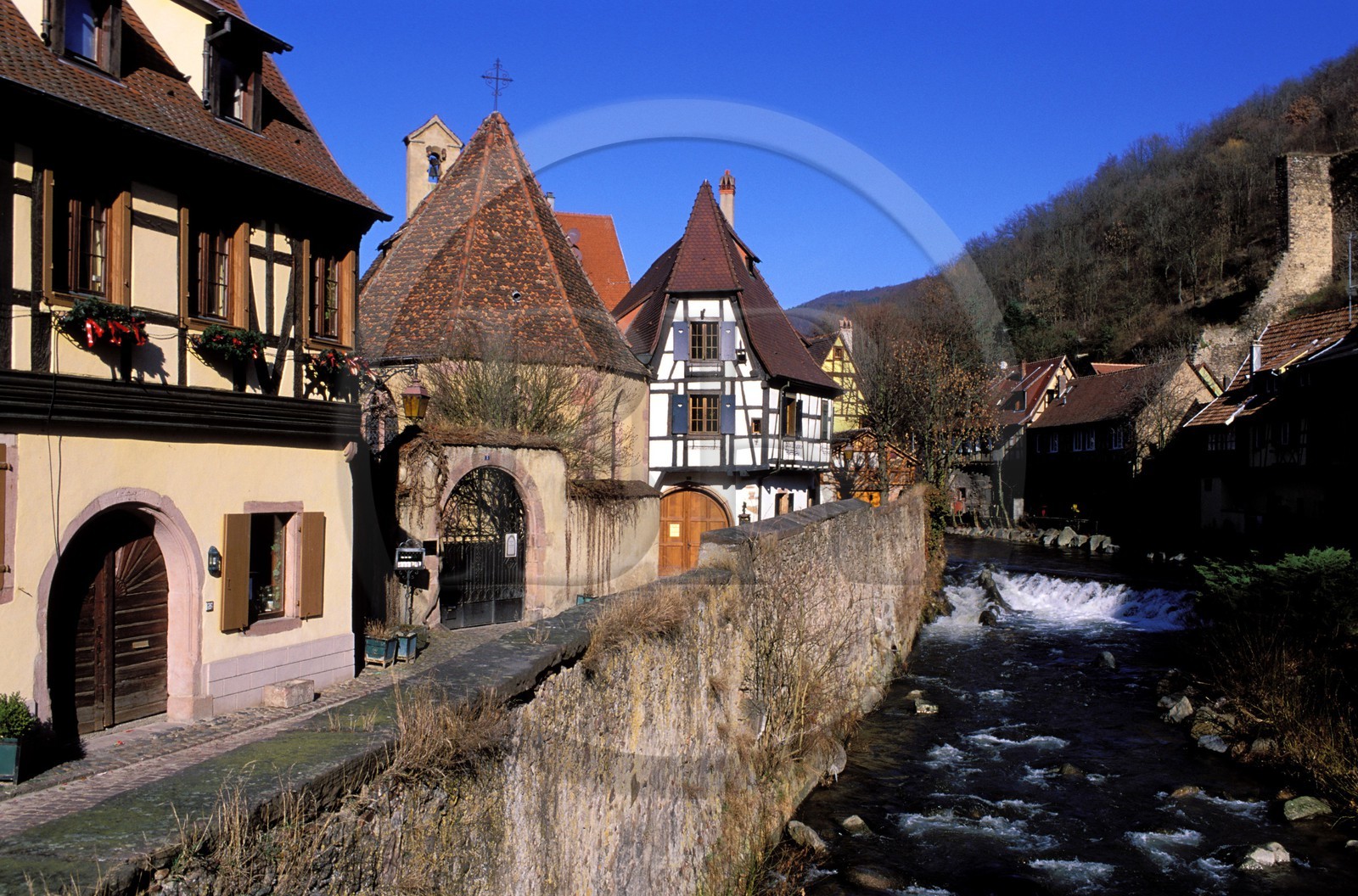 France, Haut-Rhin (68), ville de Kaysersberg, bord de la rivière Weiss