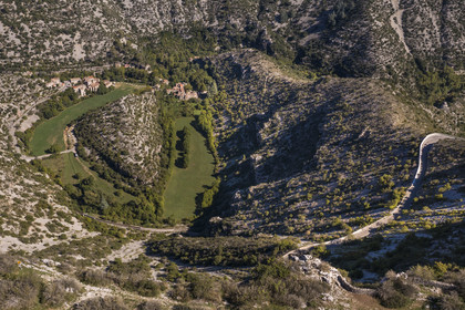 France, Hérault (34), les Causses et les Cévennes, paysage culturel de l'agro-pastoralisme méditerranéen inscrit au Patrimoine Mondial de l'UNESCO, Saint-Maurice-Navacelles, le Cirque de Navacelles, le rocher de la Vierge est entouré par un bras mort de la rivière La Vis (vue aérienne)